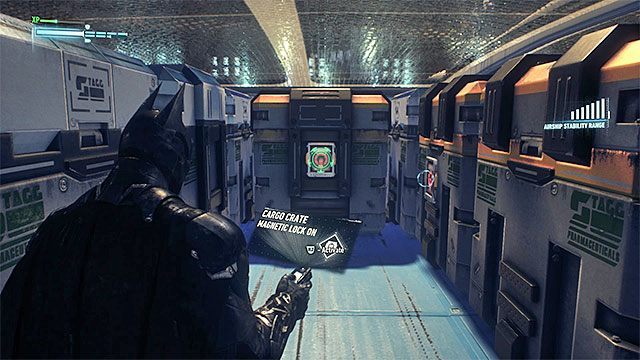 Użyj włazu żeby zejść na niższy poziom i rozpocznij przemarsz między dużymi skrzyniami - Trofea Człowieka-Zagadki na pokładach sterowców Stagga (1-10) | Sekrety - Sterowce Stagga - Batman Arkham Knight - poradnik do gry