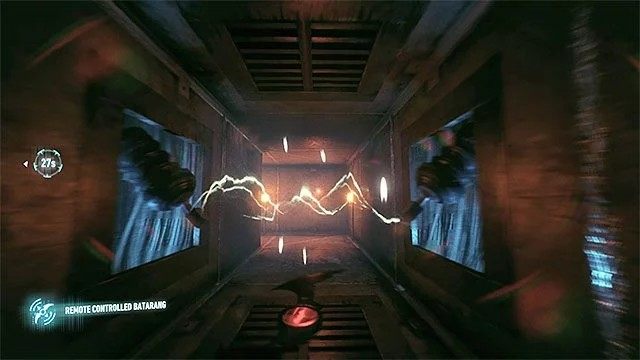 Po tym jak drugi raz rzucisz batarangiem musisz nakierować go na wyładowania w szybie - Trofea Człowieka-Zagadki w bazie rycerza Arkham (11-21) | Sekrety - Baza rycerza Arkham - Batman Arkham Knight - poradnik do gry