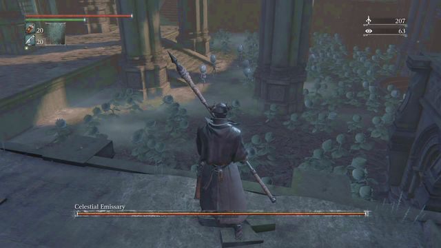 Boss znajduje się w otoczeniu identycznie wyglądających pomocników. - Gwiezdny Emisariusz | Bossowie w Bloodborne - Bloodborne - poradnik do gry