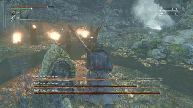 Za nagrobkiem możesz schować się przed atakiem maga. - Cienie Yharnam | Bossowie w Bloodborne - Bloodborne - poradnik do gry