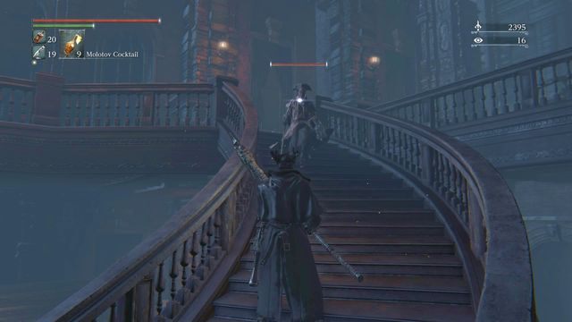 Już schodząc na dół możesz kilkukrotnie uderzyć nadziewającego się na ciosy tropiciela. - Byrgenwerth | Opis przejścia Bloodborne - Bloodborne - poradnik do gry