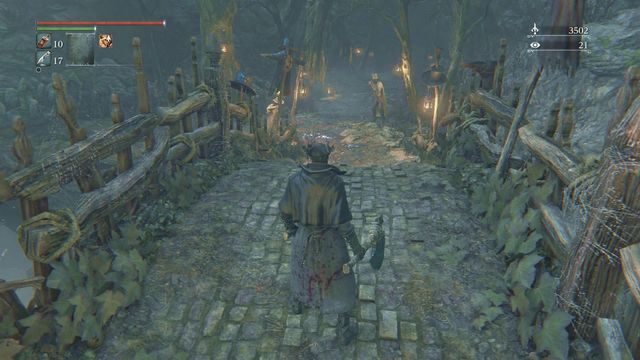 Za mostem znajduje się dwóch przeciwników oraz umieszczona na drzewie z prawej strony ścieżki pułapka. - Zakazany las | Opis przejścia Bloodborne - Bloodborne - poradnik do gry
