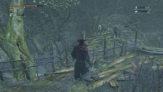 Zaraz za ogniskiem dotrzesz do miejsca widocznego na screenie - Zakazany las | Opis przejścia Bloodborne - Bloodborne - poradnik do gry