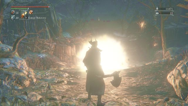Pocisk z armaty potrafi mocno uderzyć, szybko pokonaj dzielący Cię odcinek (w domach z obu stron drogi możesz się chwilowo schronić). - Zakazany las | Opis przejścia Bloodborne - Bloodborne - poradnik do gry
