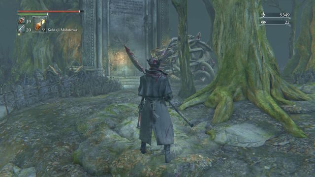 Kawałek dalej możesz dalej schodzić na dół, odbij jednak jeszcze w prawo, w stronę widoczne na screenie przeciwnika - Zakazany las | Opis przejścia Bloodborne - Bloodborne - poradnik do gry