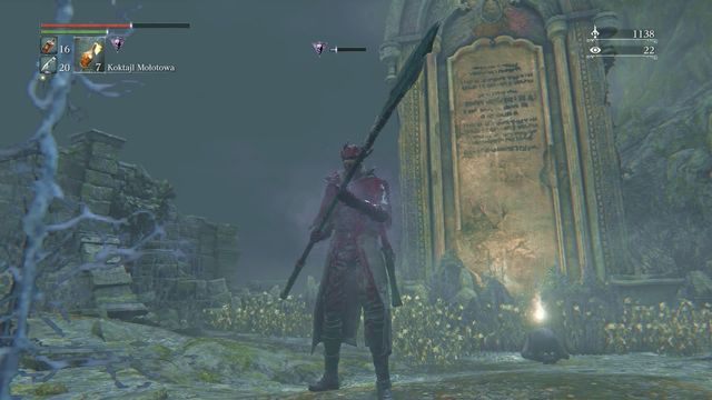 Na dole znajdziesz przeciwnika oraz runę (bramkę odblokujesz nieco później). - Zakazany las | Opis przejścia Bloodborne - Bloodborne - poradnik do gry