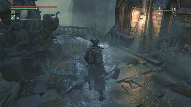 Niezależnie, czy wejdziesz na plac od razu po drabinie, czy też omijając go z lewej strony, warto zbadać dokładnie do miejsce - Stare Yharnam | Opis przejścia Bloodborne - Bloodborne - poradnik do gry