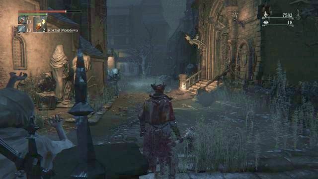 Z prawej strony wyskoczy bestia, odblokowując wejście do budynku. - Stare Yharnam | Opis przejścia Bloodborne - Bloodborne - poradnik do gry