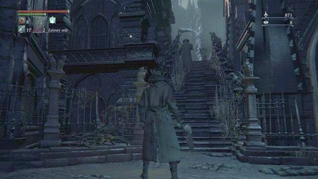Na główne schody możesz dostać się także od boku, przy okazji zachodząc jednego przeciwnika od tyłu. - Rewir katedralny - centralny plac | Opis przejścia Bloodborne - Bloodborne - poradnik do gry