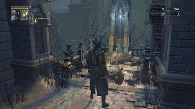 Modlący się Alfred. Rozmawiając z nim możesz dowiedzieć się kilku rzeczy rozjaśniających fabułę. - Rewir Katedralny | Opis przejścia Bloodborne - Bloodborne - poradnik do gry