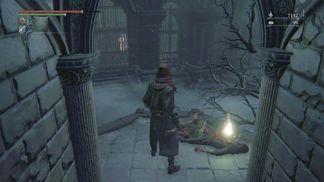 Balkonik, na którym znajdziesz się po użyciu windy - zeskakując z tego miejsca pootwierasz wszystkie bramki. - Rewir Katedralny | Opis przejścia Bloodborne - Bloodborne - poradnik do gry