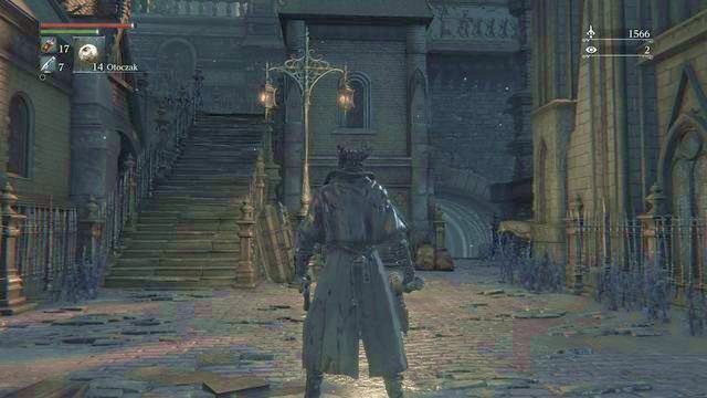 Po wyjściu ze ścieków z prawej strony możesz zauważyć ujadającego pod domem psa - Centrum Yharnam - Akwedukt | Opis przejścia Bloodborne - Bloodborne - poradnik do gry