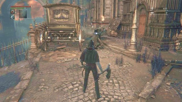 Przeciwnicy z pochodnią mogą boleśnie podpalić bohatera. - Centrum Yharnam | Opis przejścia Bloodborne - Bloodborne - poradnik do gry