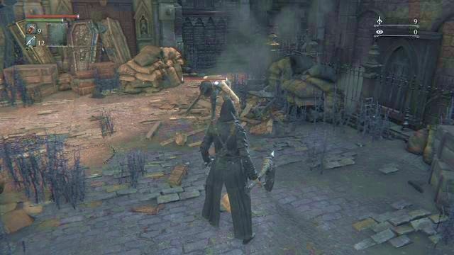 Po wyprowadzeniu serii ciosów przeciwnik zachwieje się - jest to idealny moment na zadanie zabójczego ciosu. - Centrum Yharnam | Opis przejścia Bloodborne - Bloodborne - poradnik do gry