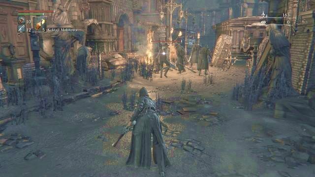 Dobrze rzucony koktajl Mołotowa może od razu zabić nawet całą grupę. - Centrum Yharnam | Opis przejścia Bloodborne - Bloodborne - poradnik do gry
