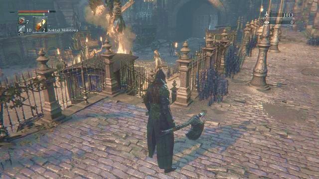 Po chwili trafisz do miejsca pokazanego na screenie - Centrum Yharnam | Opis przejścia Bloodborne - Bloodborne - poradnik do gry