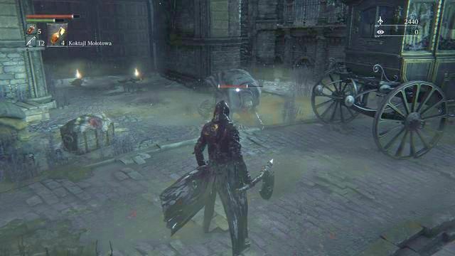 Moment po zamachnięciu się przeciwnika to dobry moment na wyprowadzenie kontrataku. - Centrum Yharnam | Opis przejścia Bloodborne - Bloodborne - poradnik do gry