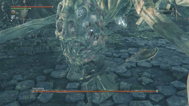 Zaraz po skoku możesz szybko przetoczyć się w stronę głowy bossa. - Amygdala | Bossowie w Bloodborne - Bloodborne - poradnik do gry