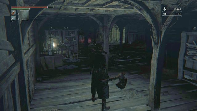 W budynku możesz skręcić zaraz po wyjściu drabiny w prawo - na końcu drogi znajdziesz parę przedmiotów. - Karner w Hemwick | Opis przejścia Bloodborne - Bloodborne - poradnik do gry