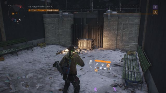 Skrzynia Mroku #1 znajduje się na końcu wąskiego przesmyku między budynkami. - Strefa Mroku - 01 | Strefa Mroku - skrzynie, walizki i przeciwnicy - The Division - poradnik do gry