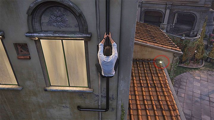 Chwytaj się kolejnych krawędzi i pionowych rurek, początkowo przemieszczając się ku górze i następnie w prawo - Uncharted 4 Kres Złodzieja: Rozdział 6 Złodziejska krew - solucja, opis przejścia - Uncharted 4: Kres Złodzieja - poradnik do gry
