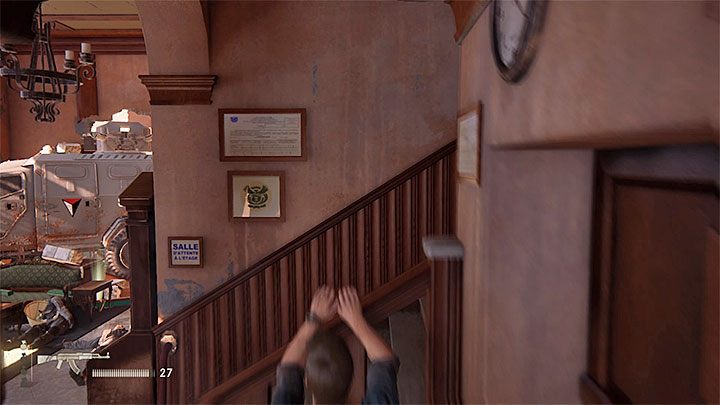 Wdrap się szybko na balustradę i wyjdź po schodach na piętro - Uncharted 4 Kres Złodzieja: Rozdział 11 Najciemniej pod latarnią - solucja, opis przejścia - Uncharted 4: Kres Złodzieja - poradnik do gry
