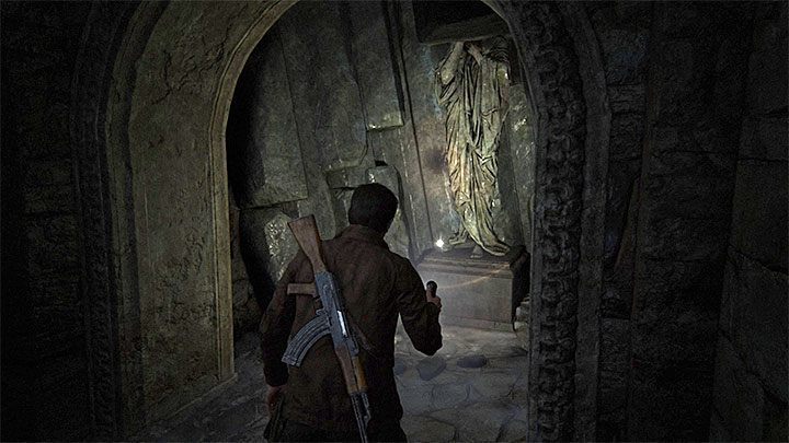 Zignoruj pomieszczenie z krzyżami i zlokalizuj po lewej stronie wąski korytarz - Uncharted 4 Kres Złodzieja: Grób Henryego Averyego - wszystkie skarby - Uncharted 4: Kres Złodzieja - poradnik do gry