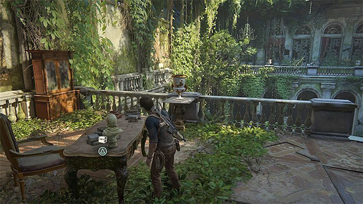 Po dotarciu na piętro przeskocz nad zniszczonym fragmentem podłogi i dotrzyj do pokazanego na obrazku biurka, na którym leży skarb - Uncharted 4 Kres Złodzieja: Dołączcie do mnie w raju - wszystkie skarby - Uncharted 4: Kres Złodzieja - poradnik do gry