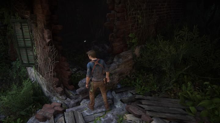 Na lewo od posągu Averyego znajdziesz rozwalony budynek, w ciemności znajdziesz ostatni skarb - Uncharted 4 Kres Złodzieja: W potrzasku - wszystkie skarby - Uncharted 4: Kres Złodzieja - poradnik do gry