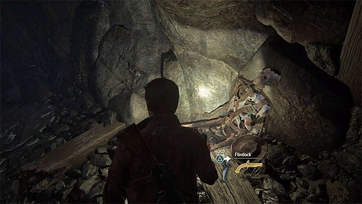 Zignoruj przeciwników i wdrap się na lewe skały z zamiarem zlokalizowania niewielkiego wejścia do jaskini - Uncharted 4 Kres Złodzieja: Rzadkie bronie - sekrety i zagadki - Uncharted 4: Kres Złodzieja - poradnik do gry