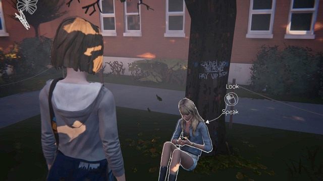 Podejdź do Taylor, która siedzi pod drzewem i porozmawiaj z nią jeśli chcesz uzyskać kolejny wpis w swoim dzienniku - Life is Strange: Out of time, Rozdział 2 - solucja, opis przejścia - Life is Strange - poradnik do gry