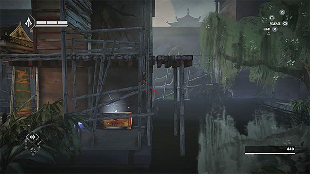 SKRZYNIA 1/2 - Pierwsza skrzynia znajduje się na dolnej półce przy wodzie i dotrzesz do niej tuż po opuszczeniu obszaru, w którym po raz pierwszym spotkałeś mistrza (jest to jeszcze przed użyciem noża do rzucania do odblokowania dalszego przejścia) - Skrzynie ze skarbami w sekwencji 9 - Dawna przyjaciółka - Skrzynie ze skarbami - Assassins Creed Chronicles: China - poradnik do gry