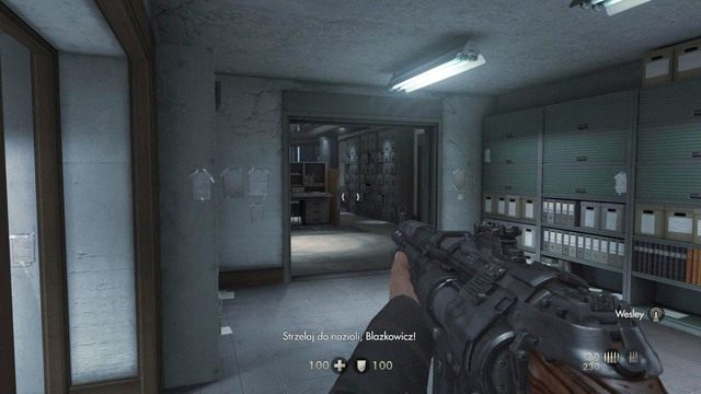 Jak tylko będziesz gotów i wyzbierałeś wystarczającą ilość zapasów, podejdź do radia na środku większego pomieszczenia i skorzystaj z niego - Prolog | Opis przejścia Wolfenstein The Old Blood - Wolfenstein: The Old Blood - poradnik do gry