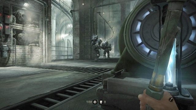 W momencie kiedy zauważysz sytuację przedstawioną na obrazku, przeczekaj aż jeden z super żołnierzy wykona pełny obchód i wróci na swoje miejsce - Rozdział 1 - Więzienie | Opis przejścia Wolfenstein The Old Blood - Wolfenstein: The Old Blood - poradnik do gry