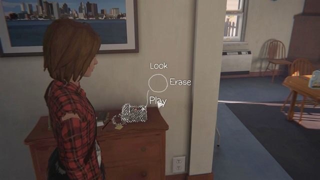 Po zejściu na dół, podejdź do widocznego na obrazku telefonu i odsłuchaj wiadomość - Life is Strange: Chaos Theory, Rozdział 3 - solucja, opis przejścia - Life is Strange - poradnik do gry