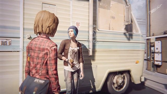 Wyjdź z baru i udaj się do Chloe, która stoi przy wozie rekreacyjnym i wybierz opcję RV Key - Life is Strange: Chaos Theory, Rozdział 4 - solucja, opis przejścia - Life is Strange - poradnik do gry