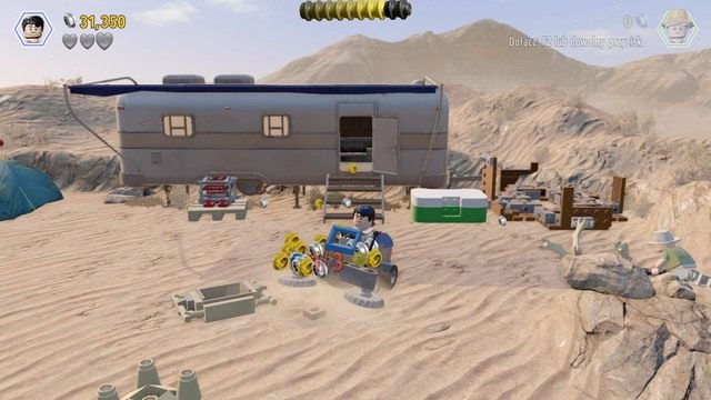 Omawianym pojazdem najeżdżaj na pokazane na obrazku usypy z ziemi - Prolog | Jurassic Park - sekrety (misje) - LEGO Jurassic World - poradnik gry