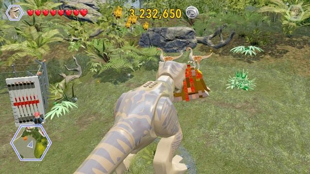 Ciągle korzystając z Tyranozaura niszcz pokazane na obrazku obiekty by zagonić gallimimy do klatki - Terytorium Gallimima | Jurassic Park - sekrety - LEGO Jurassic World - poradnik gry