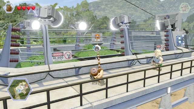 Żeby uzyskać złoty klocek stań w pokazanym na obrazku miejscu (jest to jedyne miejsce, z którego możesz wystrzelić linę) - Terytorium raptorów | Jurassic Park - sekrety - LEGO Jurassic World - poradnik gry