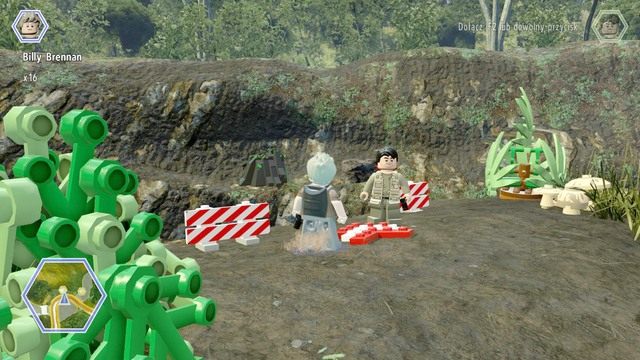 Po dotarciu do skarpy zmień postać na Dilofozaura i wyceluj w widoczny po drugiej stronie, czarny klocek - Cienisty zagajnik | Jurassic World - sekrety - LEGO Jurassic World - poradnik gry