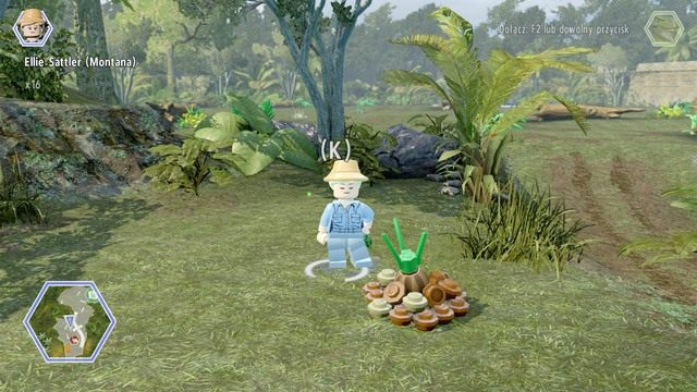 Podejdź do kupki ziemi jaki Ellie i podlej ją by uzyskać dostęp do trzeciego przedmiotu - Równiny safari | Jurassic World - sekrety - LEGO Jurassic World - poradnik gry