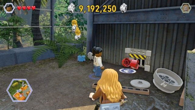 Przejdź za budynek i zniszcz wszystkie beczki blokujące dostęp do przejścia - Centrum komunikacyjne | Jurassic Park The Lost World - sekrety - LEGO Jurassic World - poradnik gry