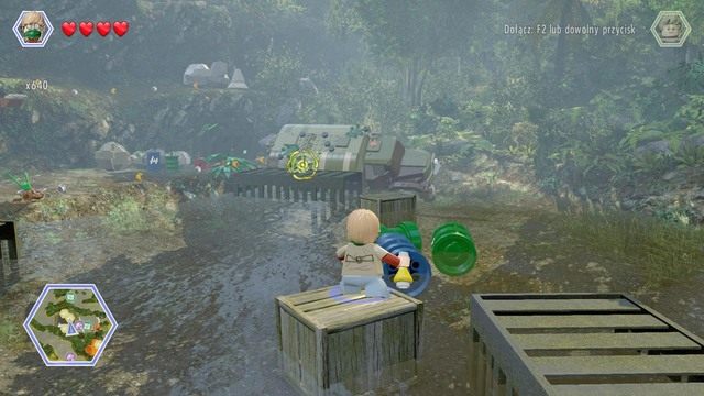 W momencie pokazanym na obrazku, zmień postać na Erica i rzuć w stronę blokujących dostęp do pomostu kompsognatów - Kryjówka Erica | Jurassic Park III - sekrety - LEGO Jurassic World - poradnik gry