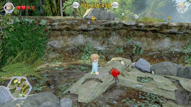 Czerwony klocek znajduje się w pniu starego drzewa - Terytorium Spinozaura | Jurassic Park III - sekrety - LEGO Jurassic World - poradnik gry