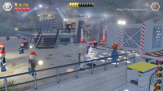 Żeby odtworzyć drugą część podjazdu musisz znaleźć drugą część klocków - Prolog | Jurasic Park - opis przejścia - LEGO Jurassic World - poradnik gry