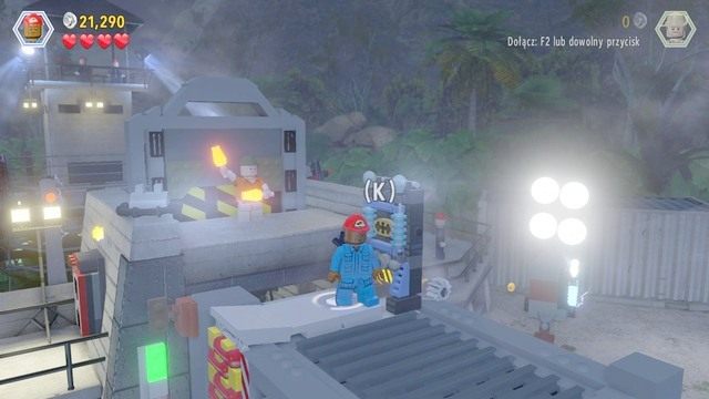 Po wprowadzeniu kodu, zmień postać na Jophery i wejdź po drabinie na kontener - Prolog | Jurasic Park - opis przejścia - LEGO Jurassic World - poradnik gry