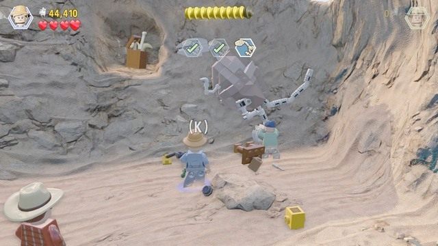 Kontrolując postać Alana podejdź do szkieletu dinozaura i zniszcz brązowy obiekt, który stoi obok - Prolog | Jurasic Park - opis przejścia - LEGO Jurassic World - poradnik gry