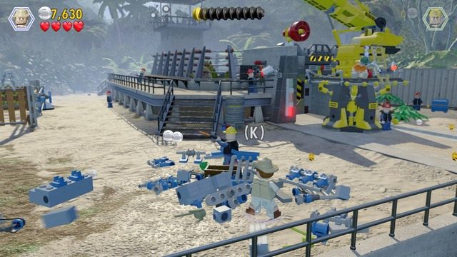 Jako Robert, podejdź do widocznego na obrazku miejsca i zniszcz niebieskie pudła a z klocków zbuduj klatkę dla byka - Witamy w parku | Jurasic Park - opis przejścia - LEGO Jurassic World - poradnik gry