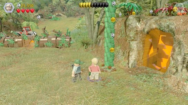 Po przejściu niebieską linią do kwiatka, zmień postać na Ellie i podlej go - Witamy w parku | Jurasic Park - opis przejścia - LEGO Jurassic World - poradnik gry