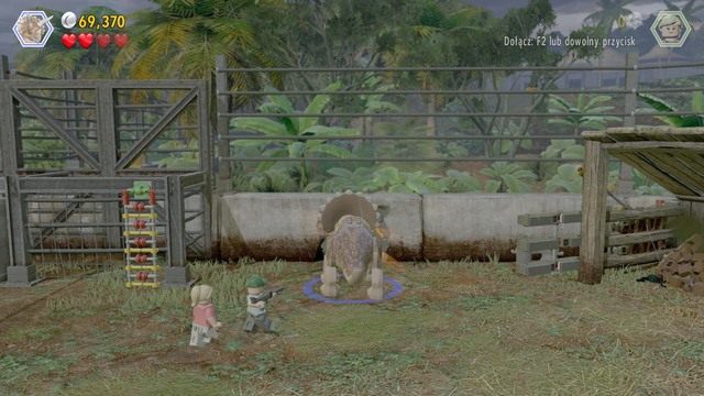 Po otwarciu bramy, zacznij kontrolować triceratopsa i podejdź do pomarańczowego obiektu widocznego na obrazku - Witamy w parku | Jurasic Park - opis przejścia - LEGO Jurassic World - poradnik gry